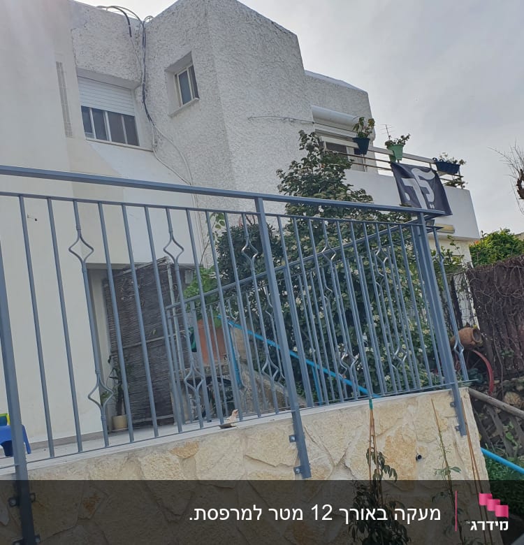 מעקה מתכת אפור עם עיטורים גיאומטריים